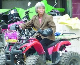 池洞鎮(zhèn)年過七旬老太駕車上街購(gòu)物 池洞鎮(zhèn)年過七旬老太駕車上街購(gòu)物