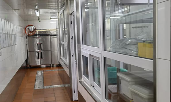 守護(hù)食品安全,西安海底撈金花路店后廚透明化開放迎檢驗(yàn)